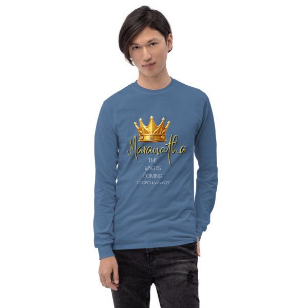 Maranatha The King is Coming – 1 Corinthians 16:22 | Langarmshirt für alle – Bild 8