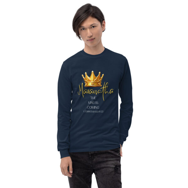 Maranatha The King is Coming – 1 Corinthians 16:22 | Langarmshirt für alle – Bild 2