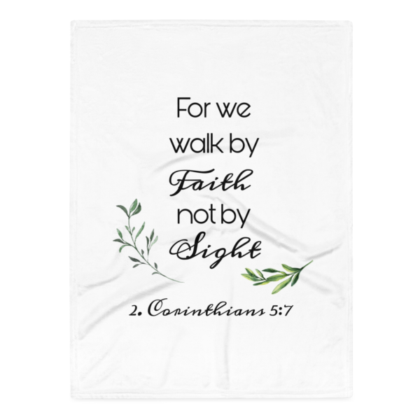 Walking in Faith – Fleece Blanket - Kuscheldecke | 2 Corinthians 5:7 – Bild 2