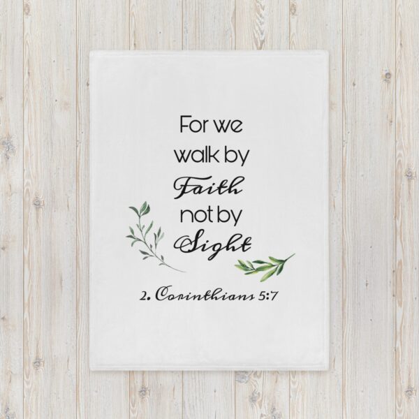 Walking in Faith – Fleece Blanket - Kuscheldecke | 2 Corinthians 5:7 – Bild 4