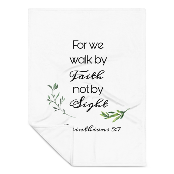 Walking in Faith – Fleece Blanket - Kuscheldecke | 2 Corinthians 5:7 – Bild 5