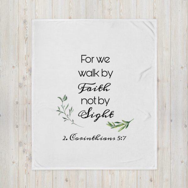 Walking in Faith – Fleece Blanket - Kuscheldecke | 2 Corinthians 5:7 – Bild 3