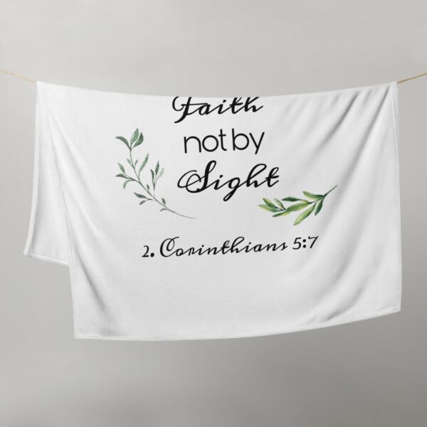 Walking in Faith – Fleece Blanket - Kuscheldecke | 2 Corinthians 5:7 – Bild 6