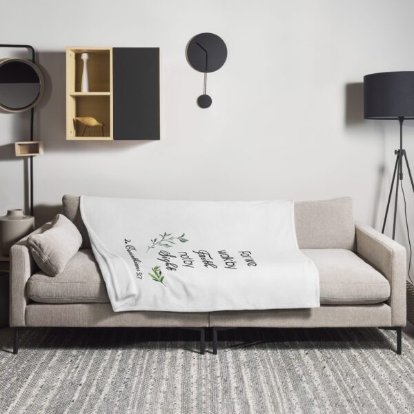 Walking in Faith – Fleece Blanket - Kuscheldecke | 2 Corinthians 5:7 – Bild 9