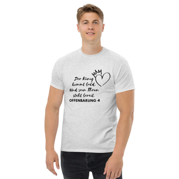 Der König kommt bald mit Motiv | T-Shirt für alle – Bild 19