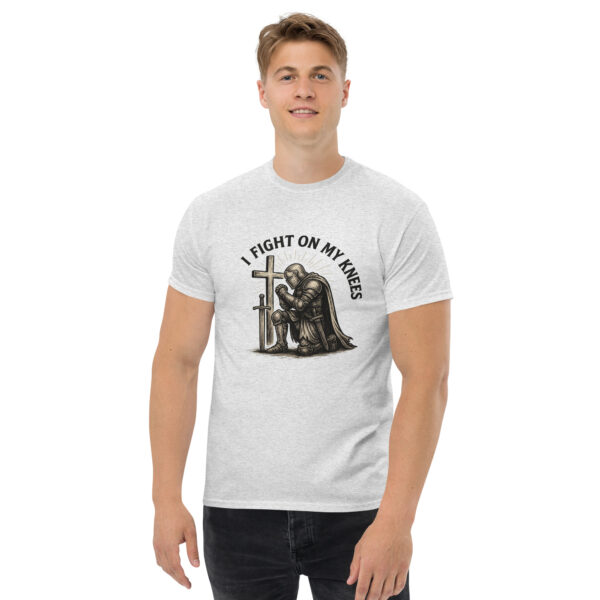 I Fight On My Knees | T-Shirt für alle – Bild 12
