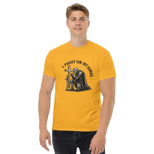 I Fight On My Knees | T-Shirt für alle – Bild 5