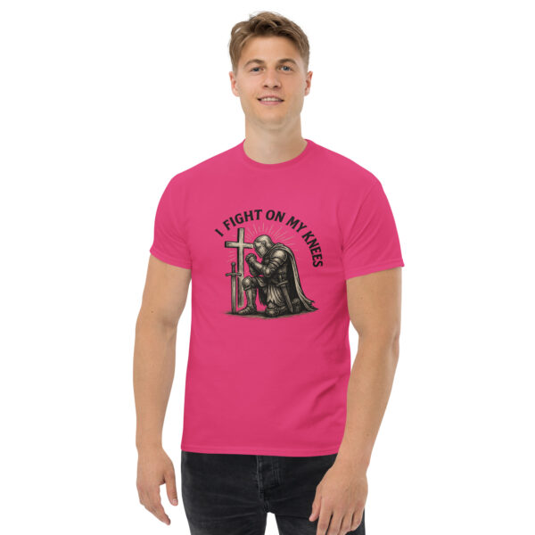 I Fight On My Knees | T-Shirt für alle – Bild 2