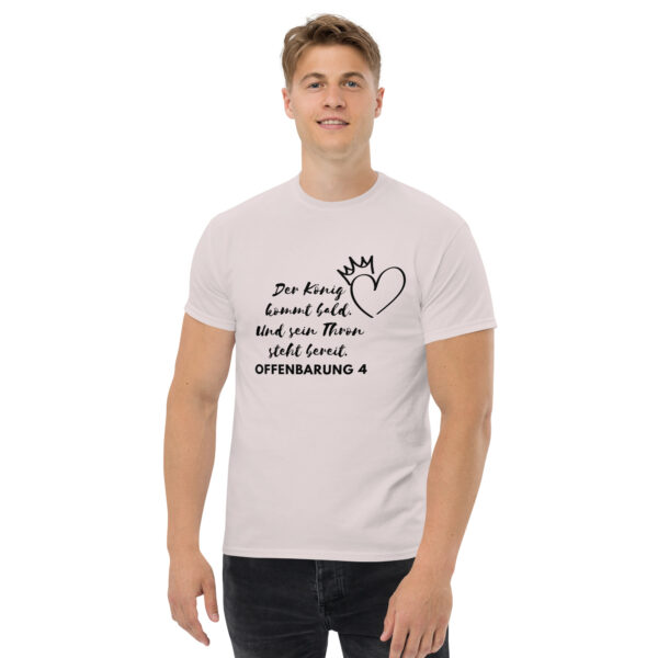 Der König kommt bald mit Motiv | T-Shirt für alle – Bild 17