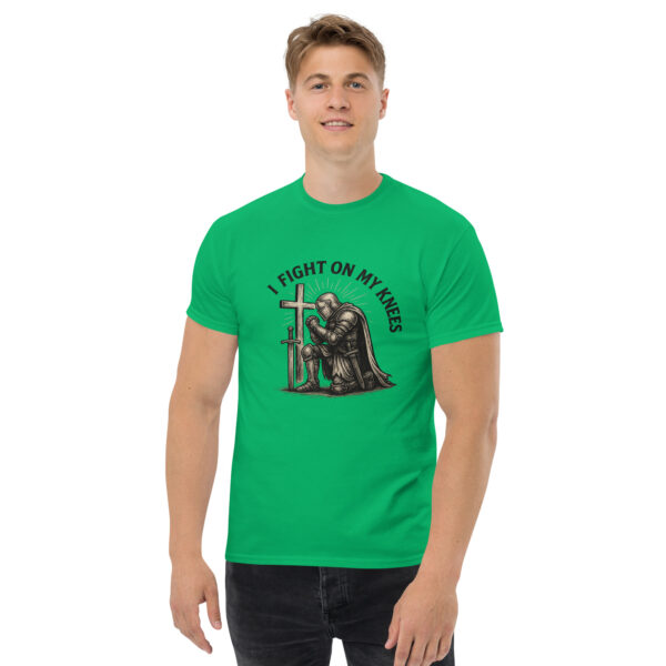 I Fight On My Knees | T-Shirt für alle – Bild 4