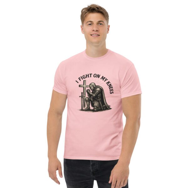 I Fight On My Knees | T-Shirt für alle – Bild 10