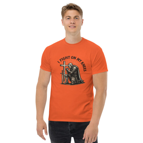 I Fight On My Knees | T-Shirt für alle – Bild 3