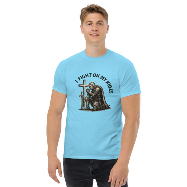 I Fight On My Knees | T-Shirt für alle – Bild 8