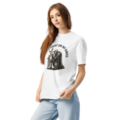 I Fight On My Knees | Schweres textilgefärbtes T-Shirt für alle