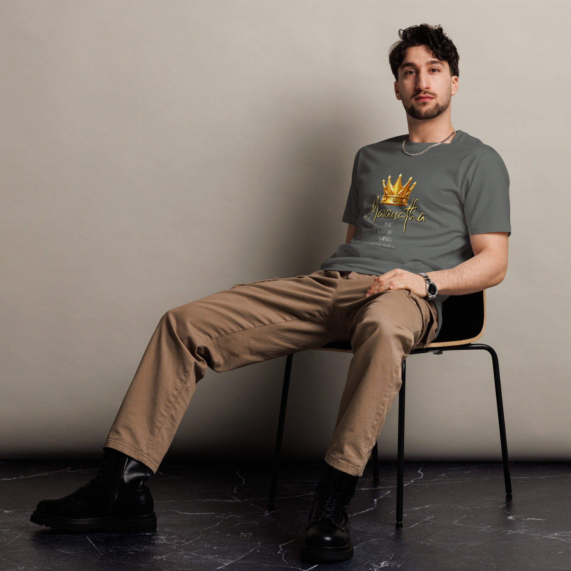 Maranatha The King is Coming – 1 Corinthians 16:22 | Premium T-Shirt für alle – Bild 8