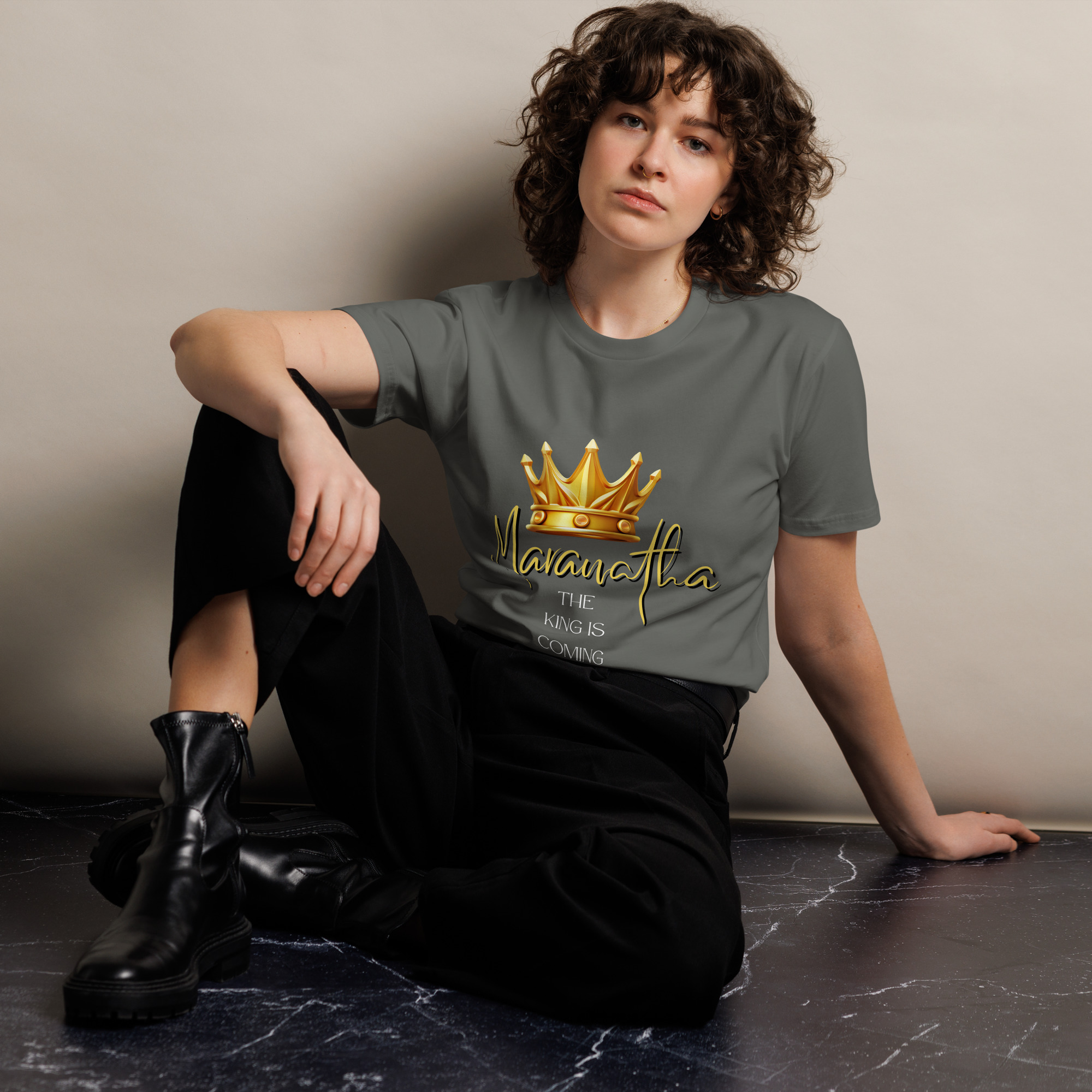 Maranatha The King is Coming – 1 Corinthians 16:22 | Premium T-Shirt für alle – Bild 14