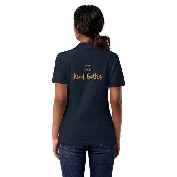 Strahlendes Kreuz – Kind Gottes Edition | Piqué-Poloshirt für Damen | beidseitige Stickerei – Bild 6