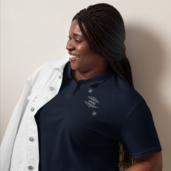 Blüten des Glaubens – Jesus Edition | Piqué-Poloshirt für Damen | Stickerei – Bild 4