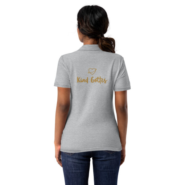 Strahlendes Kreuz – Kind Gottes Edition | Piqué-Poloshirt für Damen | beidseitige Stickerei – Bild 7
