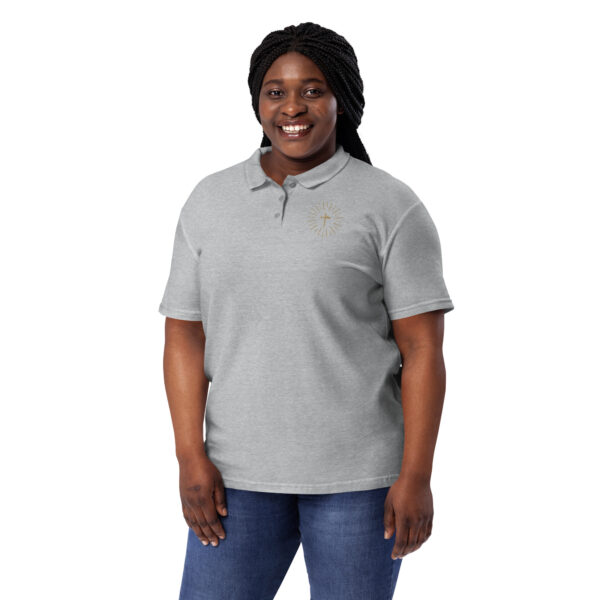 Strahlendes Kreuz – Kind Gottes Edition | Piqué-Poloshirt für Damen | beidseitige Stickerei – Bild 11